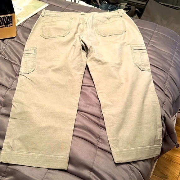 Eddie Bauer Slightly Curvy Crop- 10P - GUC - Picture 5 of 6